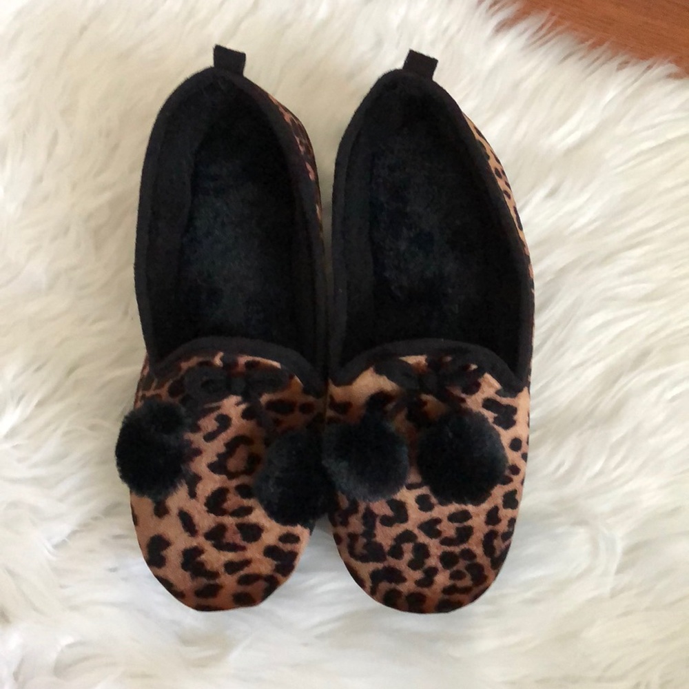 NWT INC Cheetah Memory Foam Slippers - Picture 2 of 7